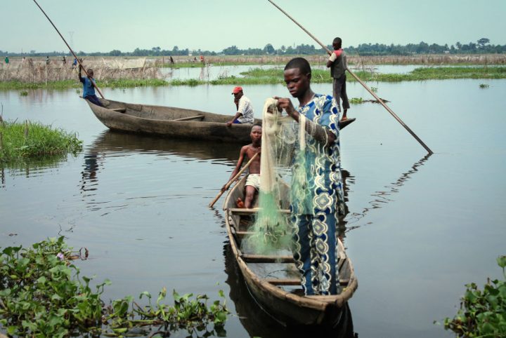 Sensibilisation des pécheurs de la lagune de Porto-Novo sur l’importance de l’interconnexion entre les poissons migrateurs, les hommes et les rivières pour le maintien de la biodiversité.